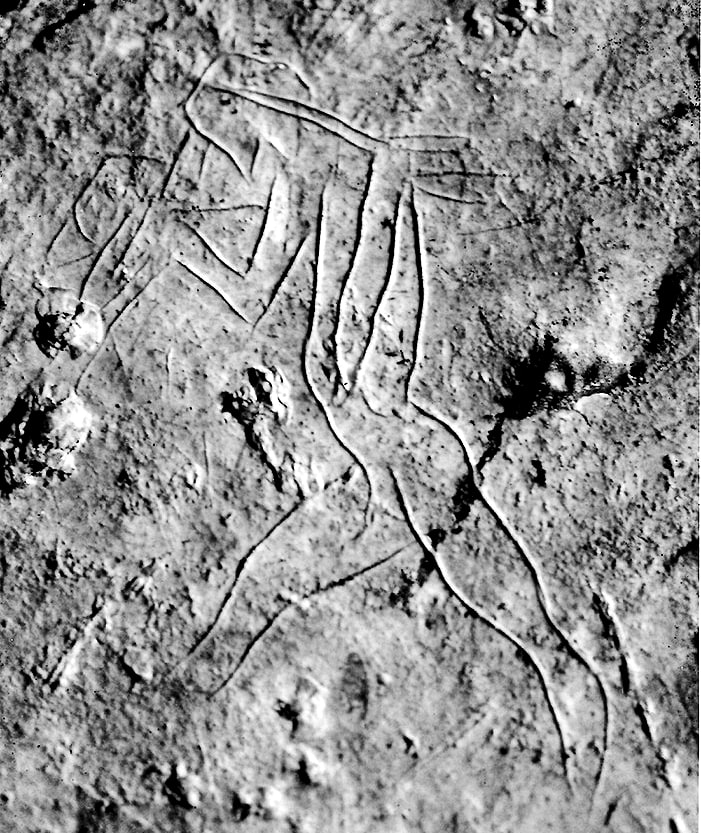 Фигура человека, несущая на плечах другого человека