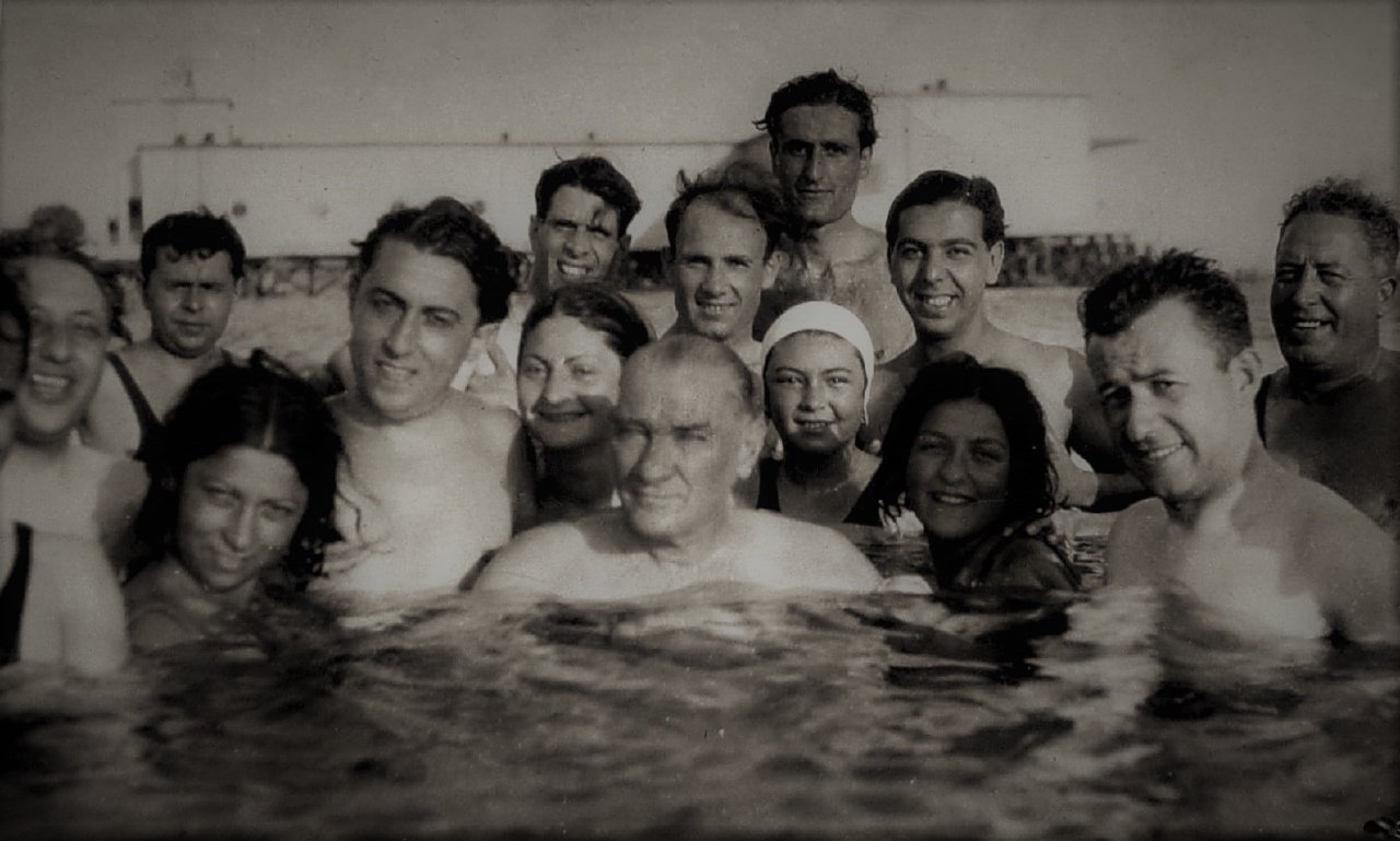 Ататюрк в воде, Ведад Ушаклыгиль второй слева от него после женщины