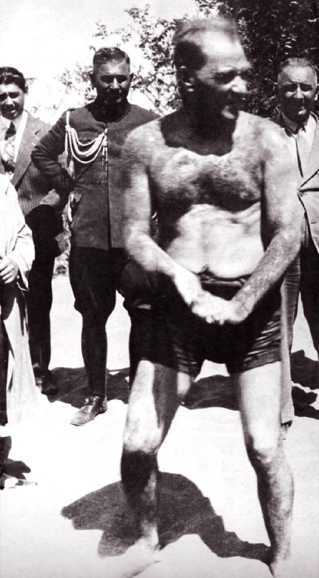 Ататюрк играет в песке, пока его коллеги наблюдают, 1930-е годы