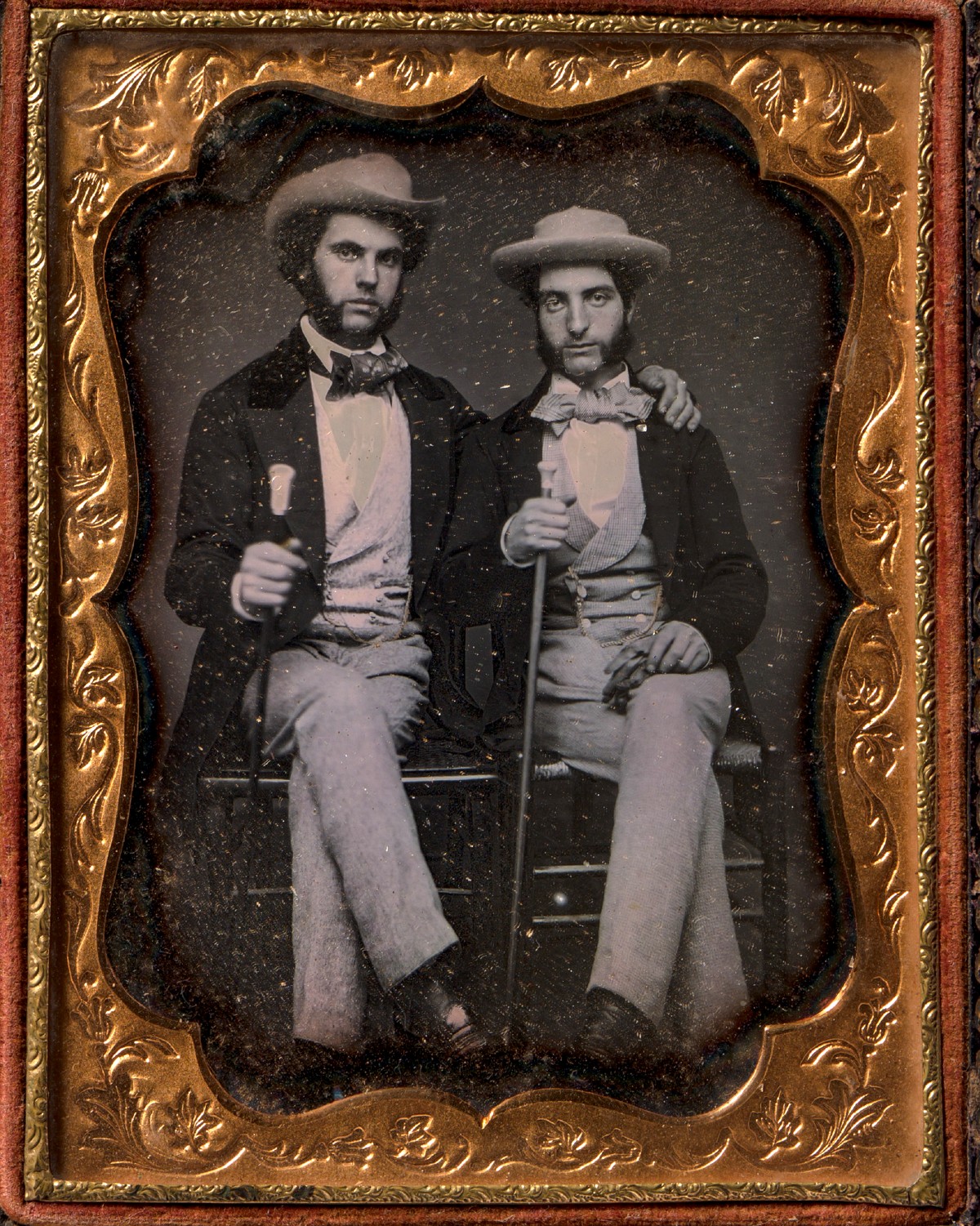 Двое сидящих молодых мужчин с тростями с навершиями из слоновой кости; дагерротип, фотография неизвестного автора, 1850-е годы