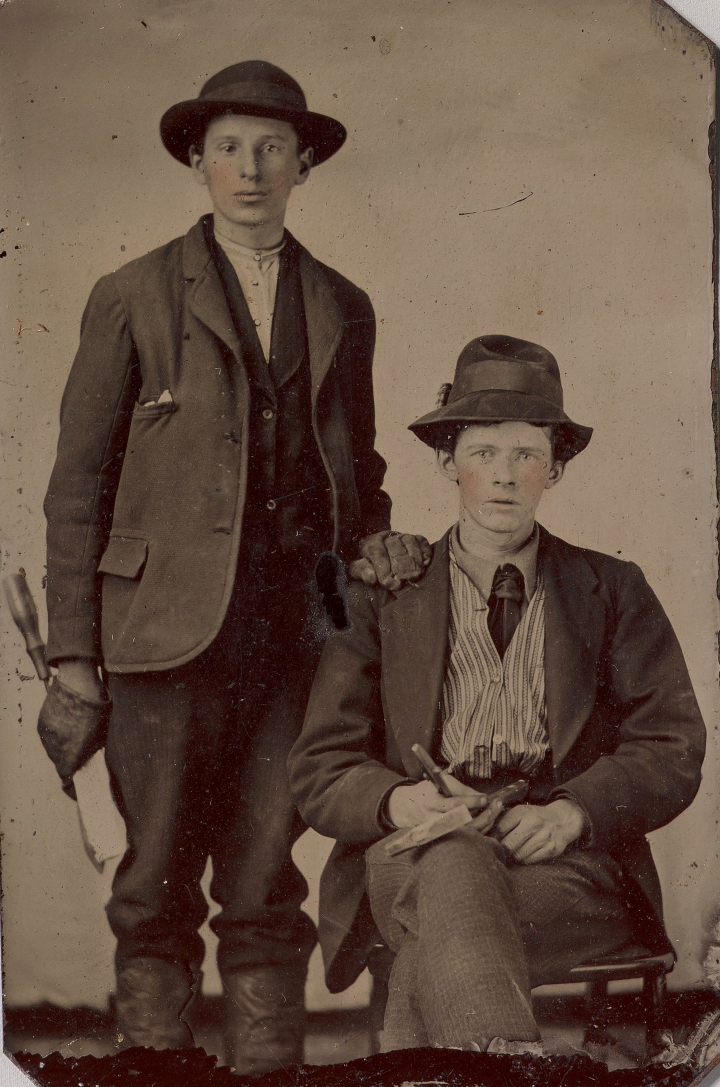 Двое юношей — один сидит, другой стоит — с плотницкими инструментами; тинтайп, фотография неизвестного автора, 1870–1890-е годы