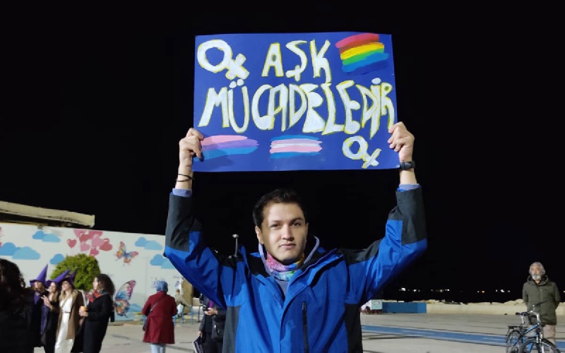 Ativista LGBT turco de Mersin absolvido em recurso em caso de «insulto ao presidente»