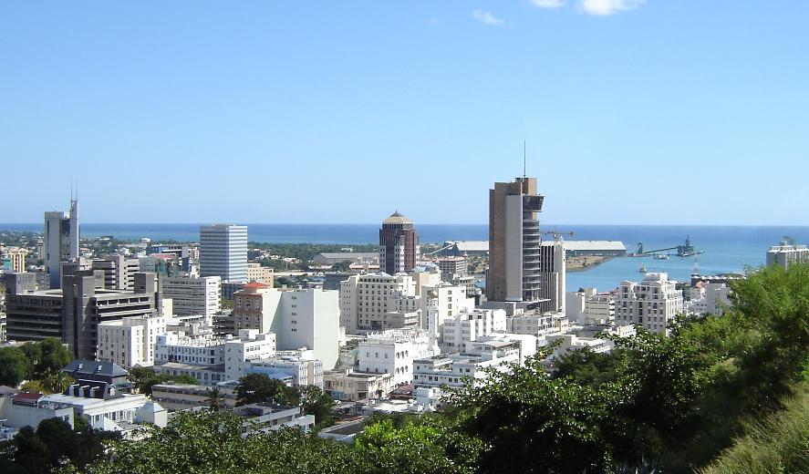 Port-Louis, la capitale de Maurice (photo : [Thierry](https://commons.wikimedia.org/wiki/File:Port_Louis_Skyline.JPG) / Wikimedia Commons)