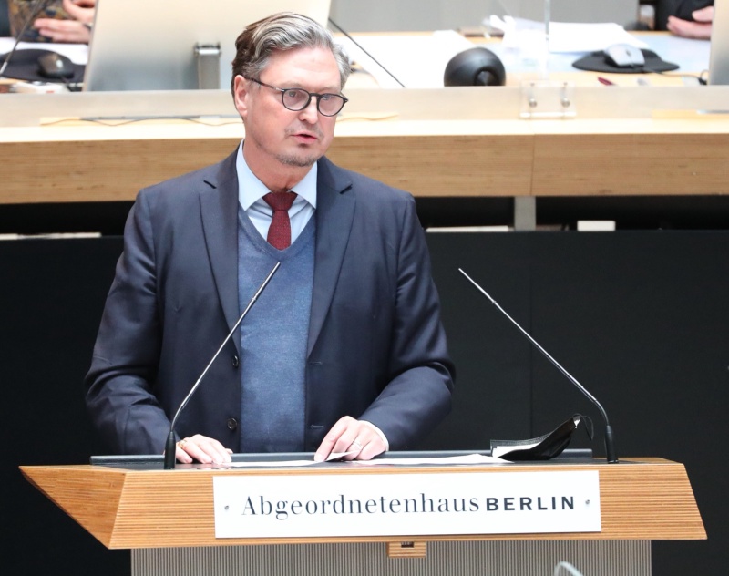 El diputado berlinés de AfD Frank-Christian Hansel en la tribuna de oradores del parlamento. Foto: [Sandro Halank / Wikimedia Commons](https://commons.wikimedia.org/wiki/File:2021-12-21_Sitzung_des_Abgeordnetenhauses_von_Berlin_by_Sandro_Halank%E2%80%93158.jpg) (CC BY-SA 4.0)