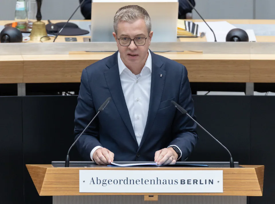 Berlin Maliye Senatörü Stefan Evers Berlin Temsilciler Meclisinde. Fotoğraf: [Sandro Halank / Wikimedia Commons](https://commons.wikimedia.org/wiki/File:2025-12-18_Sitzung_des_Abgeordnetenhauses_von_Berlin_by_Sandro_Halank%E2%80%93107.jpg) (CC BY-SA 4.0)