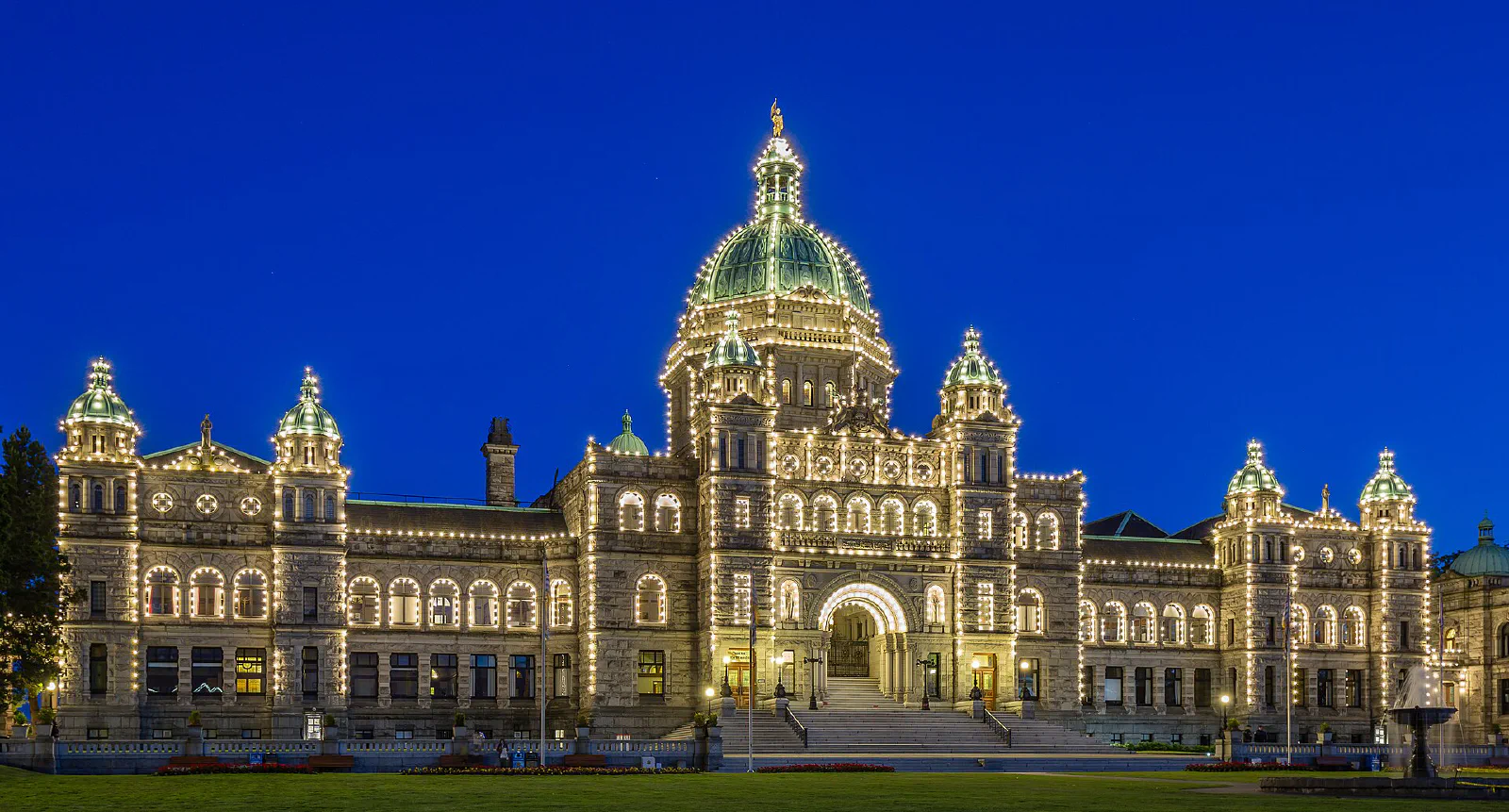 빅토리아의 브리티시컬럼비아 주의회 의사당. 사진: [Michal Klajban / Wikimedia Commons](https://commons.wikimedia.org/wiki/File:British_Columbia_Parliament_Buildings_in_Victoria,_British_Columbia,_Canada_17.jpg) (CC BY-SA 4.0)