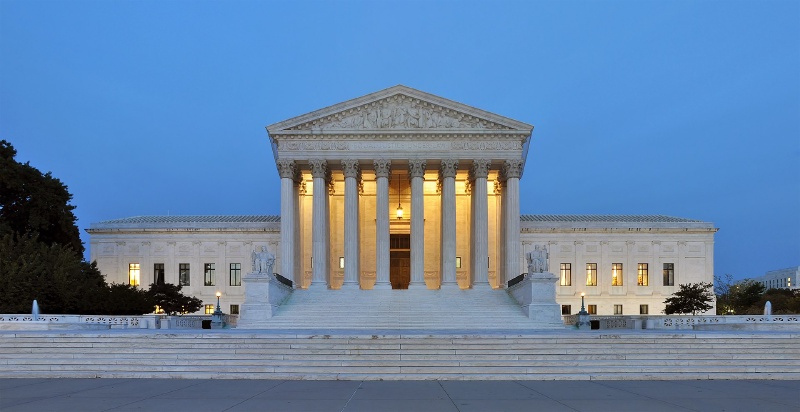 Здание Верховного суда США в Вашингтоне. Фото: [Joe Ravi / Wikimedia Commons](https://commons.wikimedia.org/wiki/File:Panorama_of_United_States_Supreme_Court_Building_at_Dusk.jpg) (CC BY-SA 3.0)