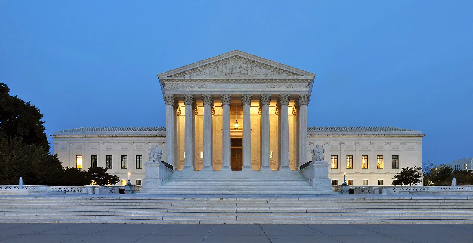 Зграда Врховног суда САД у Вашингтону. Фото: [Joe Ravi / Wikimedia Commons](https://commons.wikimedia.org/wiki/File:Panorama_of_United_States_Supreme_Court_Building_at_Dusk.jpg) (CC BY-SA 3.0)
