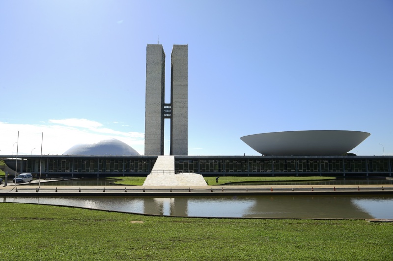 Здание Национального конгресса Бразилии в столице страны. Фото: [Jefferson Rudy / Agência Senado / Wikimedia Commons](https://commons.wikimedia.org/wiki/File:Fotos_produzidas_pelo_Senado_(52722654292).jpg) (CC BY 2.0)