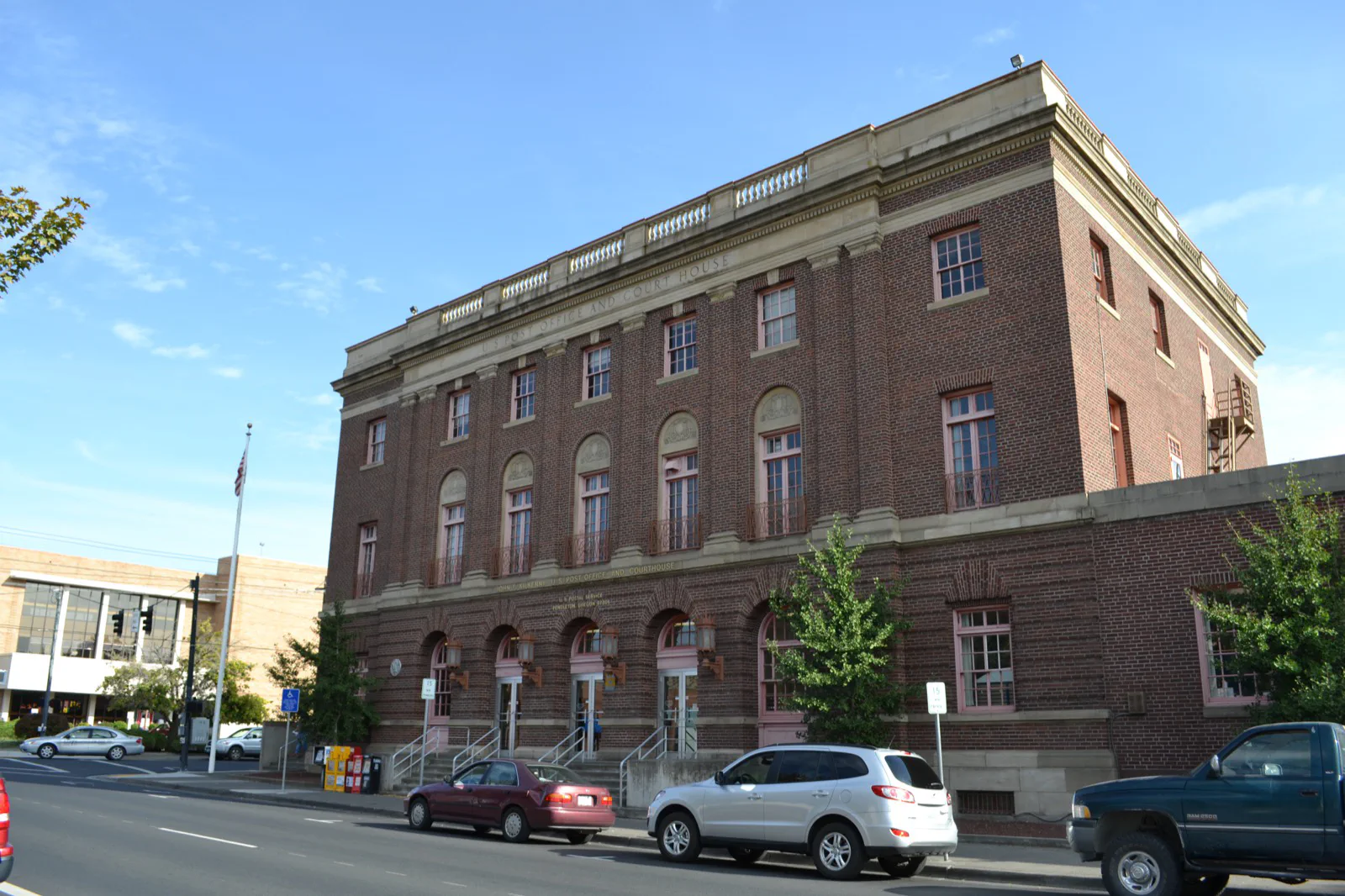 John-F.-Kilkenny-Bundesgebäude und -Gericht in Pendleton, Oregon. Foto: [Visitor7 / Wikimedia Commons](https://commons.wikimedia.org/wiki/File:John_F_Kilkenny_Post_Office_and_Courthouse_(Pendleton,_Oregon).jpg) (CC BY-SA 3.0)