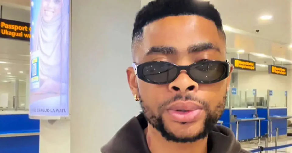 Influencer người Nam Phi Austin Mzukwa tại sân bay Zanzibar. Ảnh chụp từ video: [Austin Mzukwa / Instagram](https://www.instagram.com/austin_xhh)