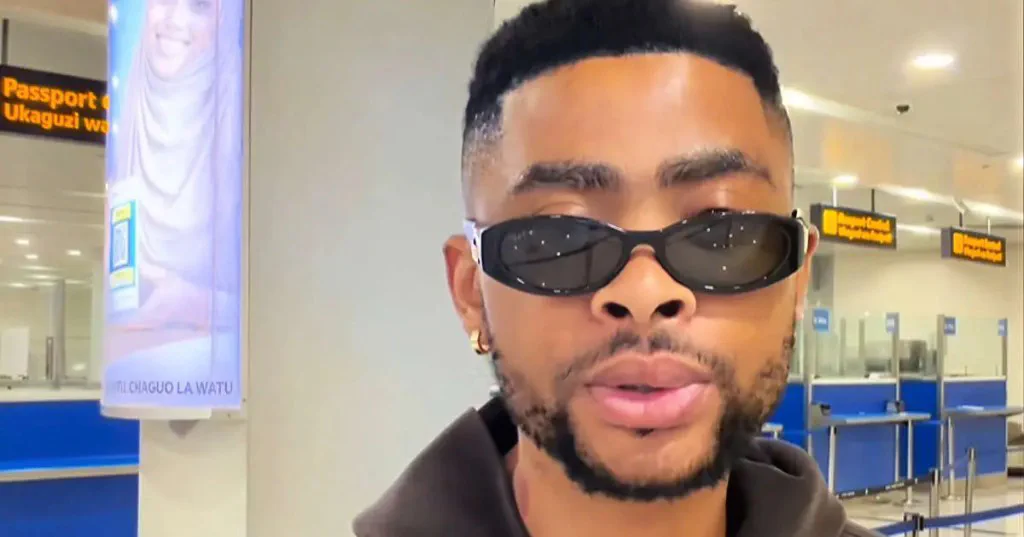 Der südafrikanische Influencer Austin Mzukwa am Flughafen von Sansibar. Videostandbild: [Austin Mzukwa / Instagram](https://www.instagram.com/austin_xhh)