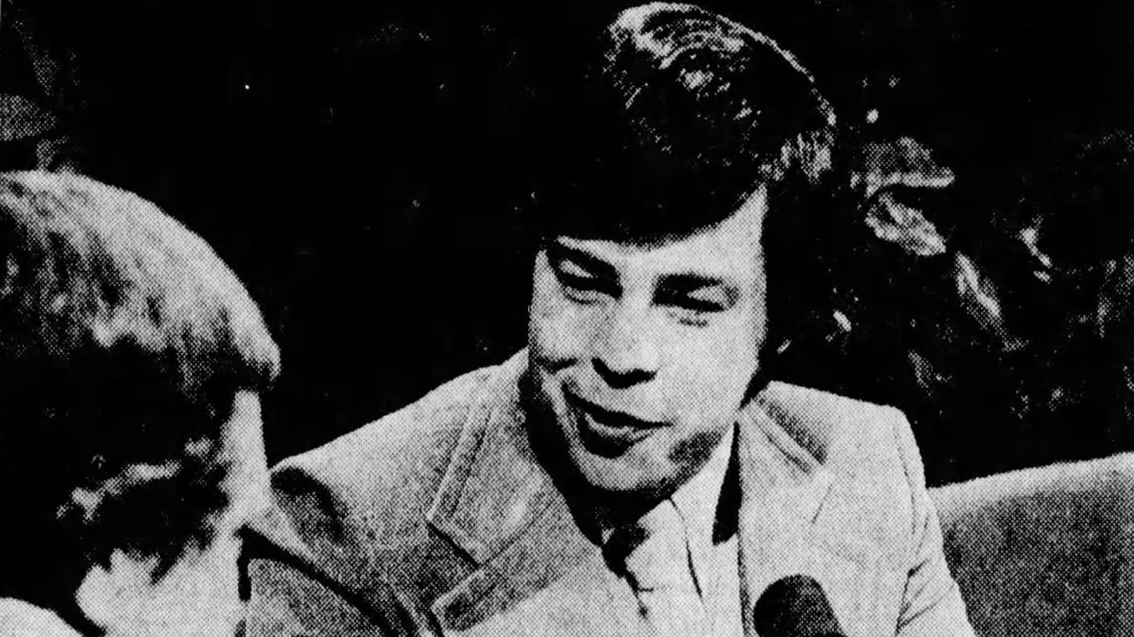 Il telepredicatore statunitense Jim Bakker nello studio del programma televisivo The PTL Club nel 1975. Foto: The Charlotte News / Wikimedia Commons (Public Domain)