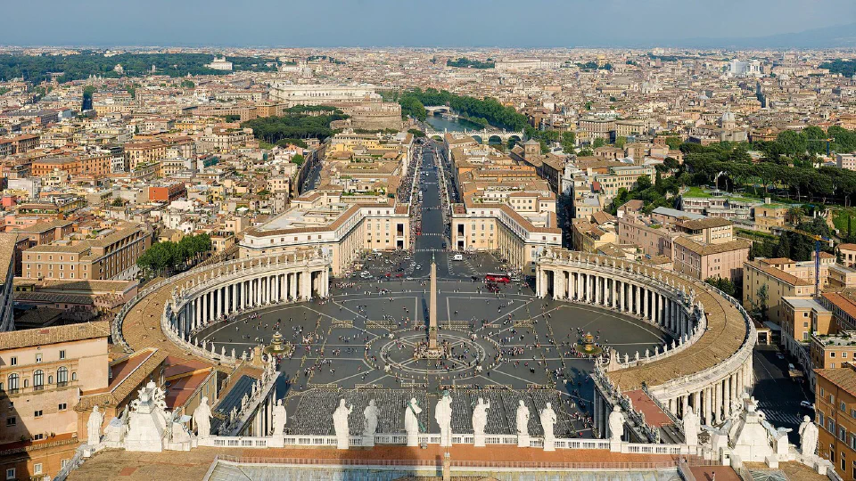 Toàn cảnh Quảng trường Thánh Phêrô và Vatican, nơi các chủ tịch hội đồng giám mục toàn cầu đang quy tụ. Ảnh: David Iliff / Wikimedia Commons (CC BY-SA 3.0)