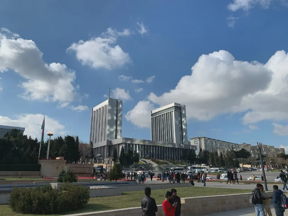 Το κτίριο του Μίλι Μετζλίς (Κοινοβουλίου) της Δημοκρατίας του Αζερμπαϊτζάν στο Μπακού. Φωτογραφία: Robot8A / Wikimedia Commons (CC BY-SA 4.0)