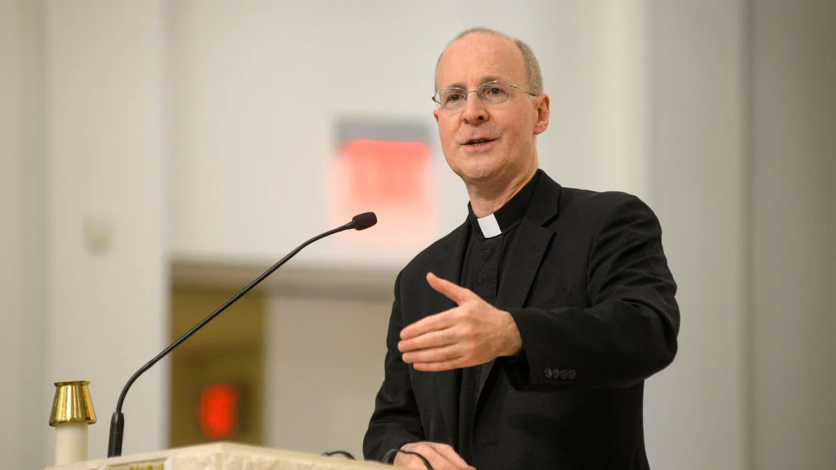 Jesuitenpater und Outreach-Gründer James Martin. Foto: Mamarbus / Wikimedia Commons (CC0)
