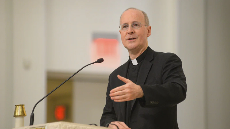 O padre jesuíta e fundador da iniciativa Outreach James Martin. Foto: Mamarbus / Wikimedia Commons (CC0)