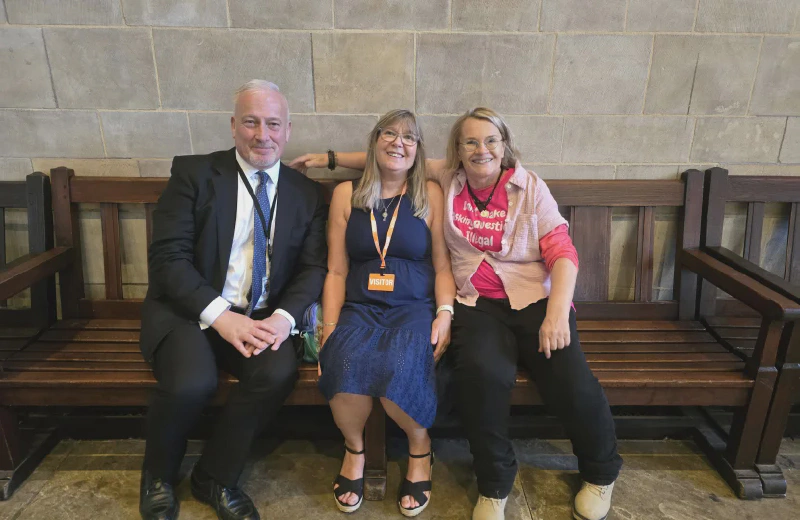 Der britische Abgeordnete Richard Fuller mit seiner Wählerin Deborah Malone und einer Vertreterin der LGB Alliance im Palace of Westminster. Foto: richardfuller.co.uk