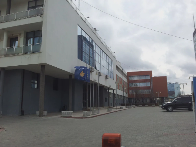 L'edificio dell'Assemblea (Parlamento) della Repubblica del Kosovo a Pristina. Foto: Ensar.koshi / Wikimedia Commons (CC BY-SA 3.0)