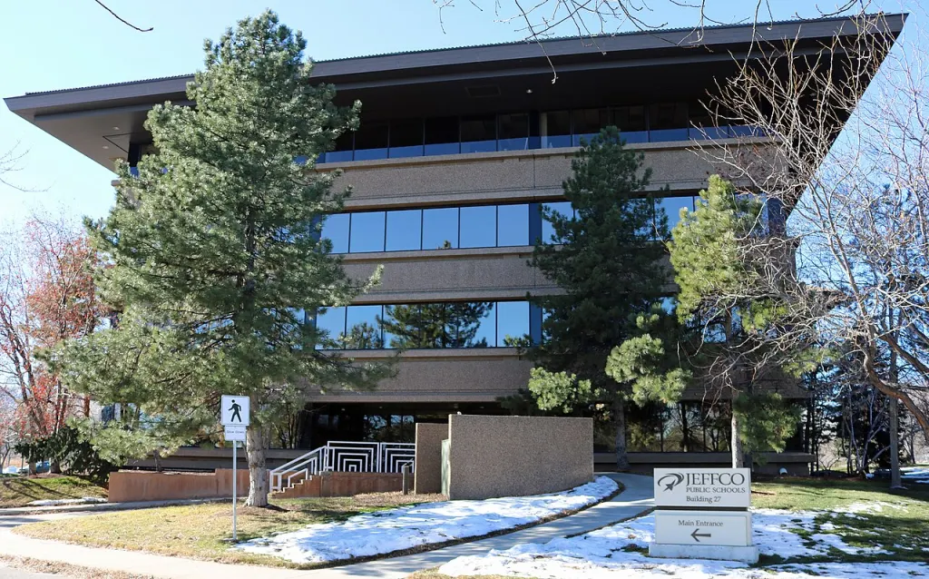Sede del distretto scolastico delle Jefferson County Public Schools (Jeffco Public Schools) a Golden, Colorado. Foto: Jeffrey Beall / Wikimedia Commons (CC BY 4.0)