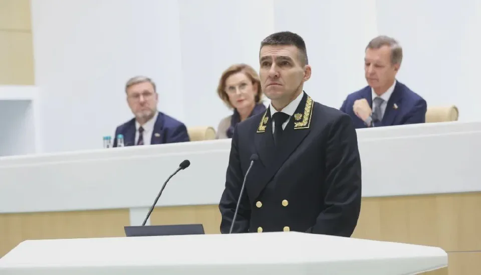 Il giudice Oleg Nefedov interviene alla seduta plenaria del Consiglio della Federazione a Mosca. Foto: ufficio stampa del Consiglio della Federazione della Federazione Russa