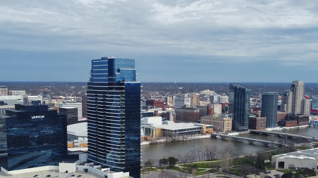 WOOD-TV电视台所在地及联邦陪审团审判地——密歇根州大急流城市景。摄影：[WMrapids / Wikimedia Commons](https://commons.wikimedia.org/wiki/File:Grand_Rapids,_Michigan_skyline_April_2022.jpg) (CC0)