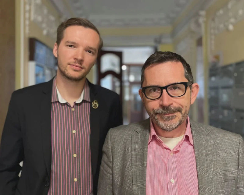 Ivan Novotný (ซ้าย) และ Metod Špaček ซึ่งกำลังท้าทายในศาลต่อการที่ทางการสโลวาเกียปฏิเสธที่จะยอมรับการแต่งงานของพวกเขา ภาพ: Rob Cameron / The Guardian