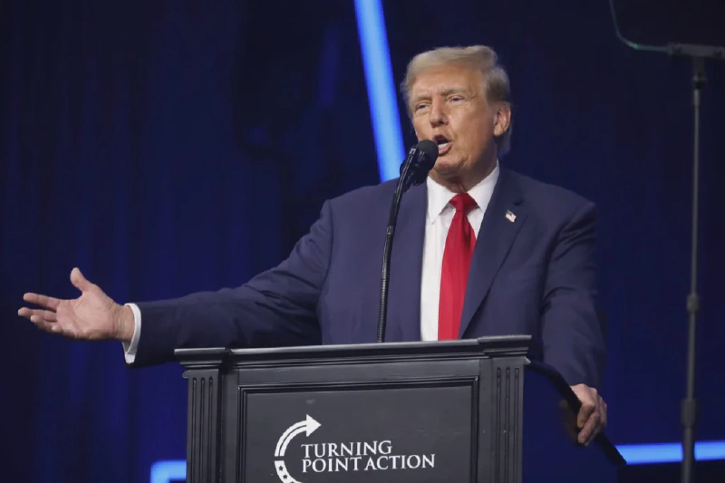 Donald Trump bir seçim mitinginde seçmenlere hitap ediyor. Fotoğraf: [Gage Skidmore / Wikimedia Commons](https://commons.wikimedia.org/wiki/File:Donald_Trump_(53807947262).jpg) (CC BY-SA 2.0)