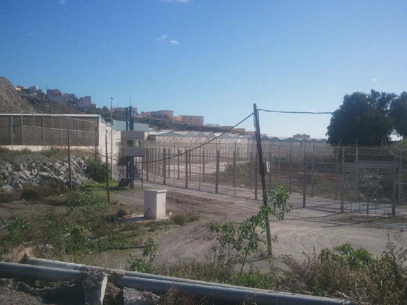 Grenzzaun zwischen der spanischen Exklave Ceuta und Marokko. Foto: Wikimedia Commons / Xemenendura (CC BY-SA 3.0)