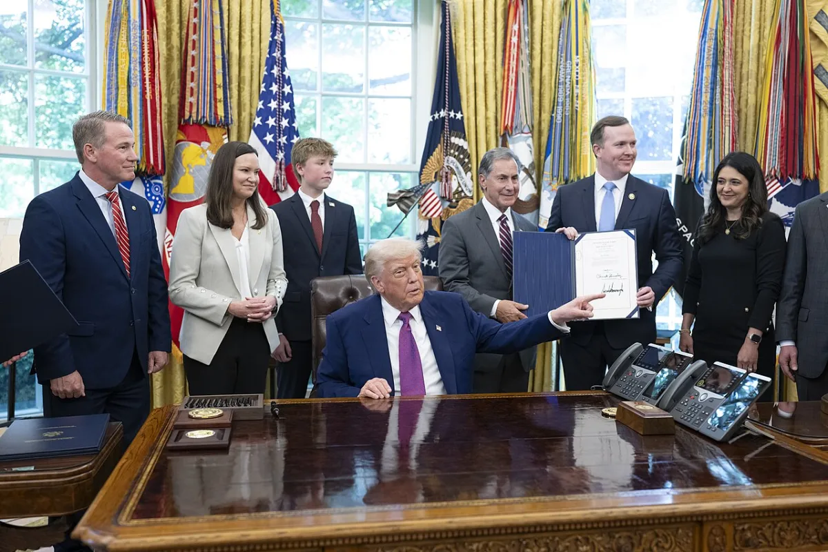 Donald Trump e il senatore dell'Ohio Jon Husted (all'estrema sinistra) nello Studio Ovale della Casa Bianca. Foto: [Molly Riley / The White House / Wikimedia Commons](https://commons.wikimedia.org/wiki/File:P20250509MR-0023_(54514176551).jpg) (Pubblico dominio)