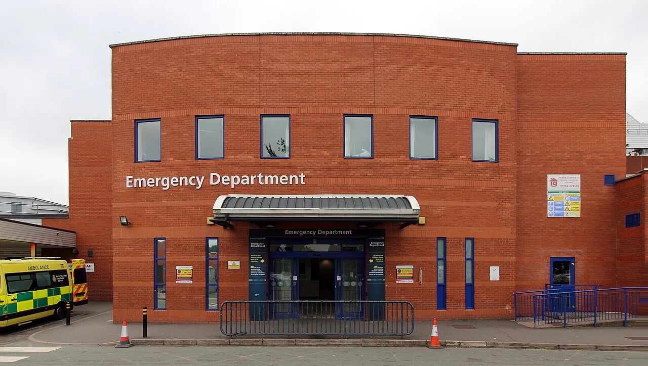 قسم الطوارئ والحوادث (A&E) بأحد مستشفيات هيئة الخدمات الصحية الوطنية (NHS) في إنجلترا. الصورة: Rodhullandemu (CC BY-SA 4.0)