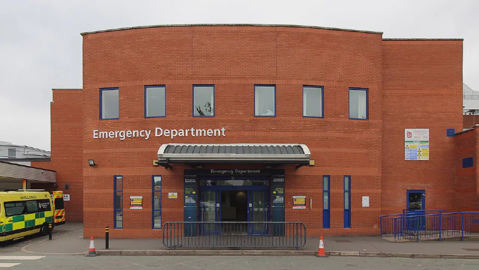 Departamentul de urgență (A&E) al unui spital din cadrul Serviciului Național de Sănătate (NHS) din Anglia. Foto: Rodhullandemu (CC BY-SA 4.0)