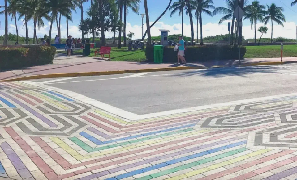 Trecerea de pietoni curcubeu de pe Ocean Drive, în cartierul South Beach din Miami Beach, demontată ulterior la ordinul autorităților statului. Foto: Savino & Miller Design Studio