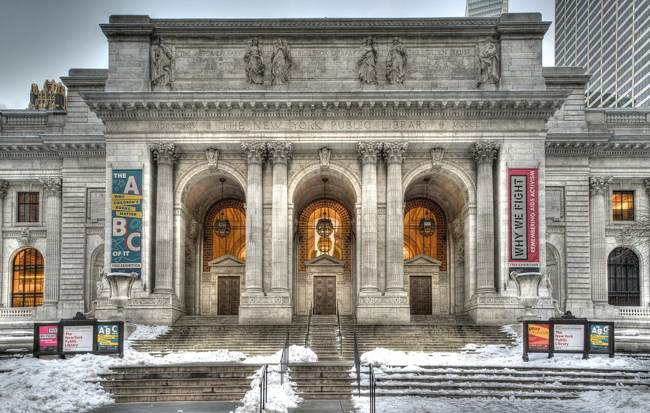 Manhattan'daki Beşinci Cadde'de bulunan New York Halk Kütüphanesi ana binası (Stephen A. Schwarzman Binası). Fotoğraf: [Bestbudbrian / Wikimedia Commons](https://commons.wikimedia.org/wiki/File:N.Y._Public_Library_-_Schwarzman_Bldg._-_exterior.jpg) (CC BY-SA 3.0)