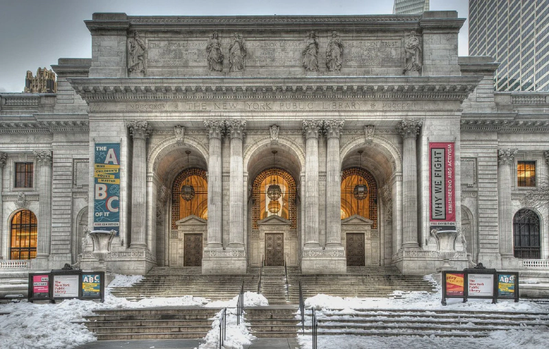 อาคารหลักของหอสมุดประชาชนนิวยอร์ก (New York Public Library) (อาคาร Stephen A. Schwarzman) บนถนนฟิฟท์อเวนิว (Fifth Avenue) ในแมนฮัตตัน (Manhattan) ภาพ: [Bestbudbrian / Wikimedia Commons](https://commons.wikimedia.org/wiki/File:N.Y._Public_Library_-_Schwarzman_Bldg._-_exterior.jpg) (CC BY-SA 3.0)