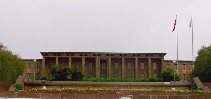 Здание Великого национального собрания Турции (TBMM) в Анкаре. Фото: [Makril / Wikimedia Commons](https://commons.wikimedia.org/wiki/File:TBMM_(crop).jpeg) (CC BY-SA 3.0)