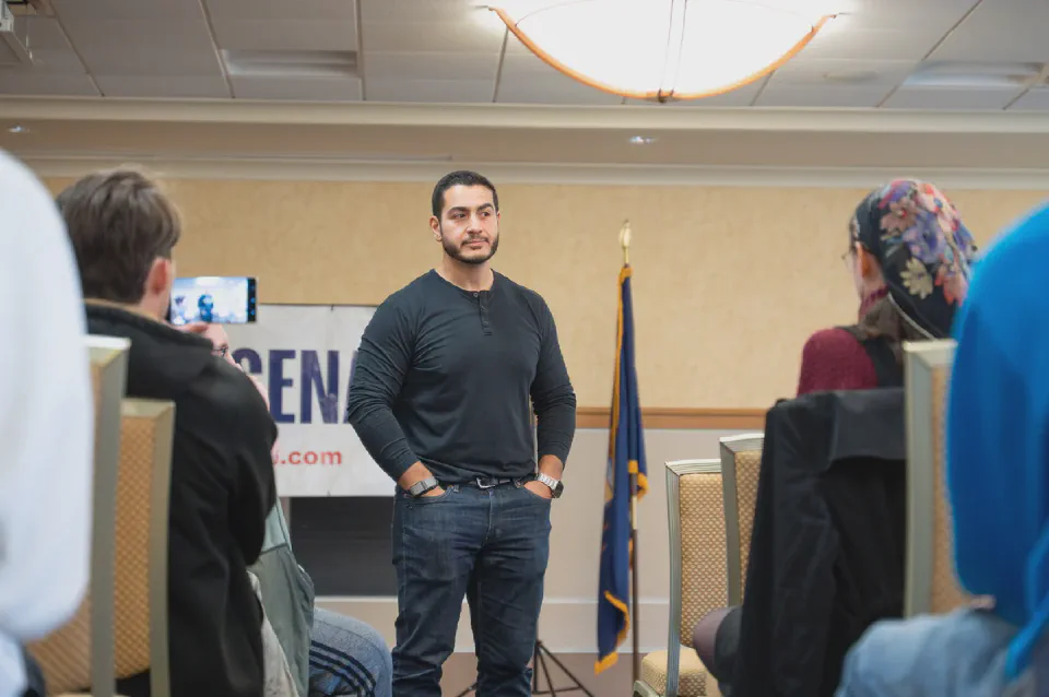 Abdul El-Sayed la o întâlnire cu alegătorii din Michigan, 22 octombrie 2025. Foto: Conlan Houston / Wikimedia Commons, CC BY-SA 4.0.