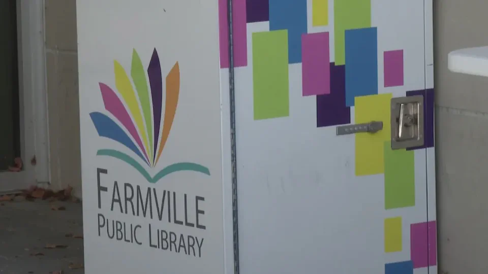 Vechea siglă a bibliotecii publice din Farmville. Cadru dintr-un reportaj WCTI News 12.
