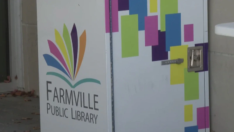 Vechea siglă a bibliotecii publice din Farmville. Cadru dintr-un reportaj WCTI News 12. Imagine micșorată.