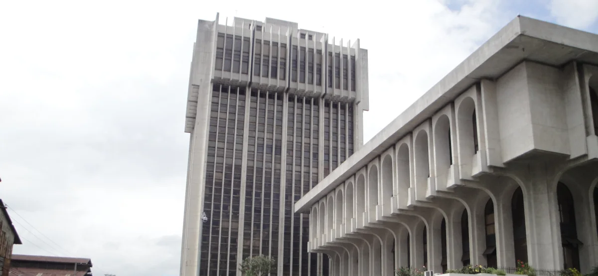 المجمع القضائي في مدينة غواتيمالا: برج Torre de Tribunales والمحكمة العليا. صورة أرشيفية من عام 2011. تصوير: Sistematización y Co… / Wikimedia Commons، CC BY-SA 3.0. قُصّت الصورة وصُغّر حجمها.