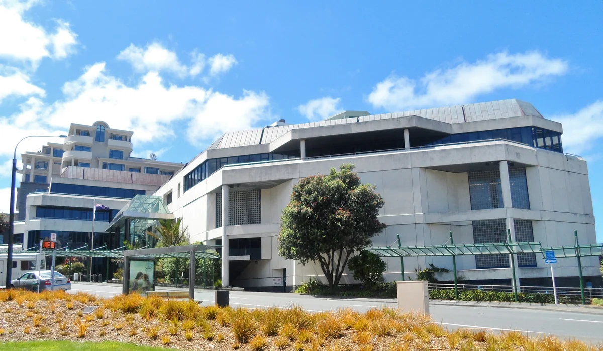 High Court in Wellington, 2015. Foto: Pear285 / Wikimedia Commons, CC BY-SA 4.0. Verkleinert und in WebP umgewandelt.