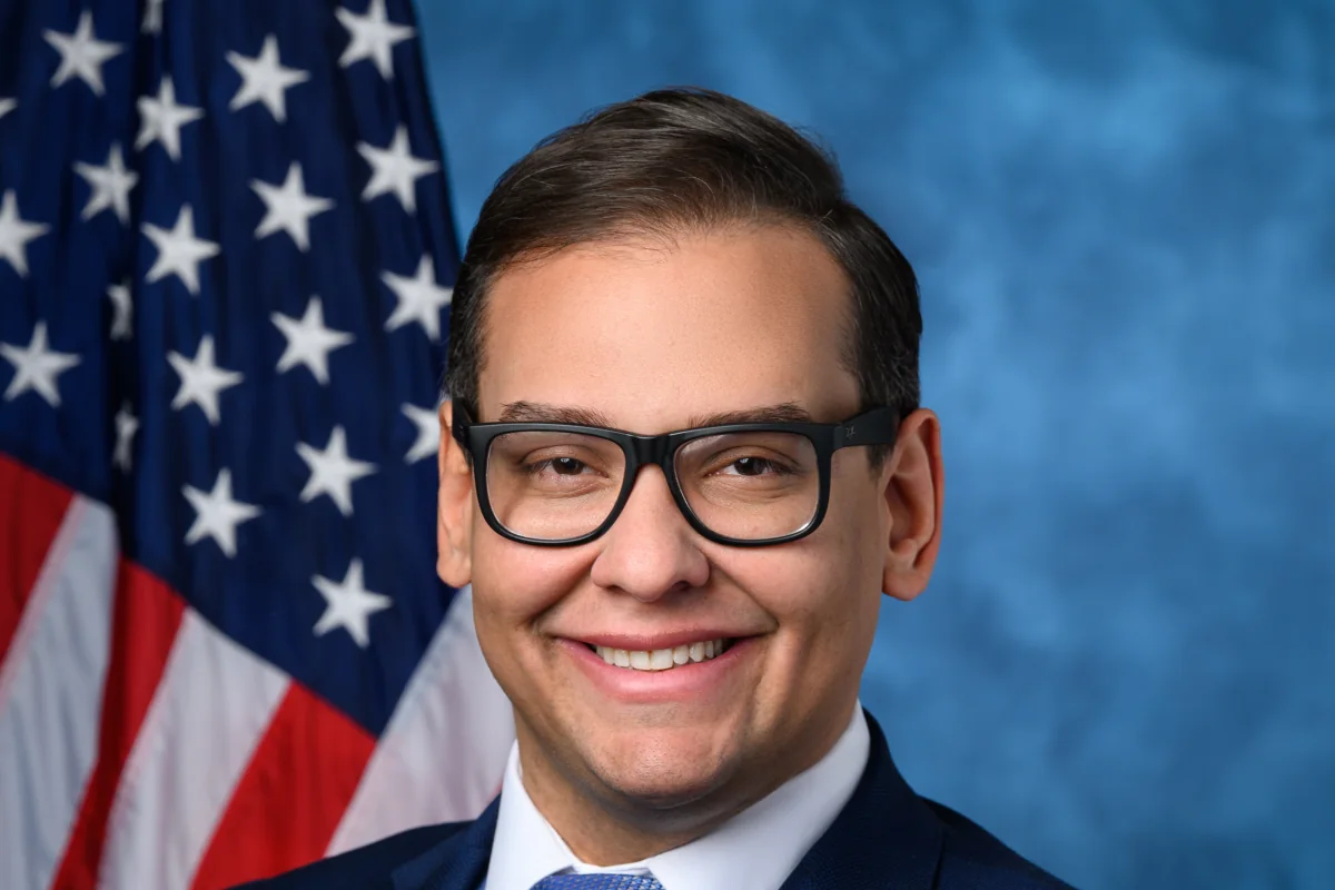 جورج سانتوس. صورة رسمية بتاريخ 2 ديسمبر 2022. تصوير: Ike Hayman / U.S. House Office of Photography، Wikimedia Commons. Public Domain. قُصّت الصورة وصُغّر حجمها.