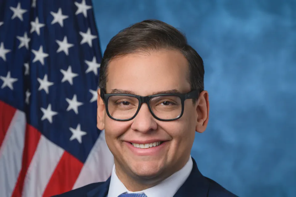 George Santos. Portret oficial realizat la 2 decembrie 2022. Foto: Ike Hayman / U.S. House Office of Photography, Wikimedia Commons. Public Domain.