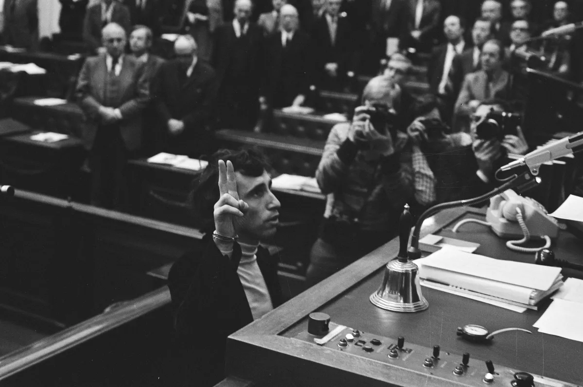 Coos Huijsen bei seiner Vereidigung als Abgeordneter am 30. März 1976. Archivfoto: Bert Verhoeff / Anefo / Nationaal Archief, CC0. Verkleinert, WebP.