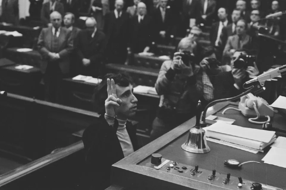 Coos Huijsen depune jurământul de deputat, 30 martie 1976. Fotografie de arhivă: Bert Verhoeff / Anefo / Nationaal Archief, CC0. Redimensionată, WebP.