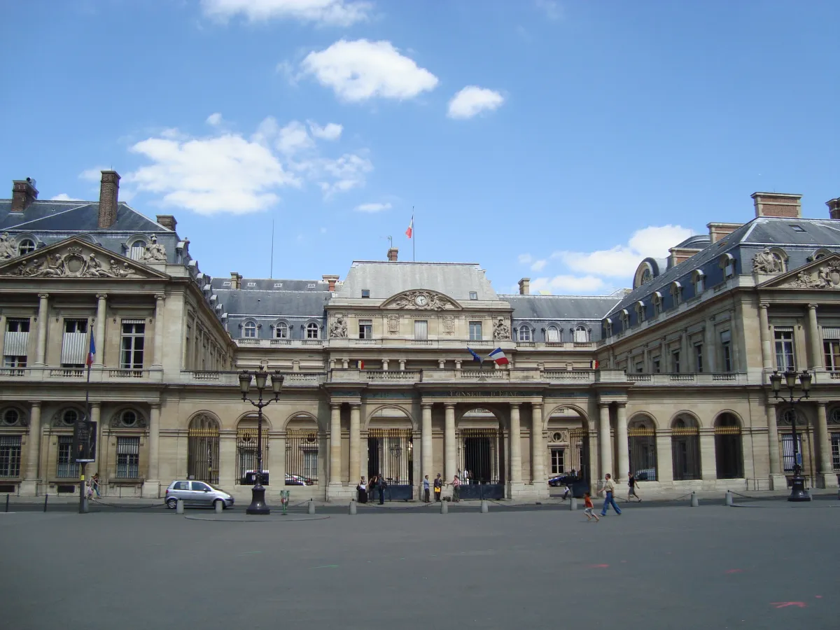 Der Staatsrat im Palais-Royal in Paris, August 2009. Foto: LPLT / Wikimedia Commons, CC BY-SA 3.0. Verkleinert und in WebP umgewandelt.