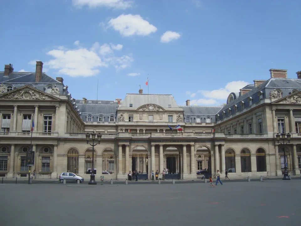 Consiliul de Stat la Palais-Royal, Paris, august 2009. Foto: LPLT / Wikimedia Commons, CC BY-SA 3.0. Imagine micșorată și convertită în WebP.