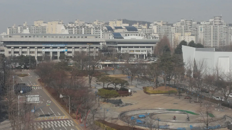 Primăria din Incheon, în centrul imaginii. Fotografie de arhivă, 5 martie 2015. Foto: IRTC1015 / Wikimedia Commons, Public Domain. Redimensionată și convertită în WebP.