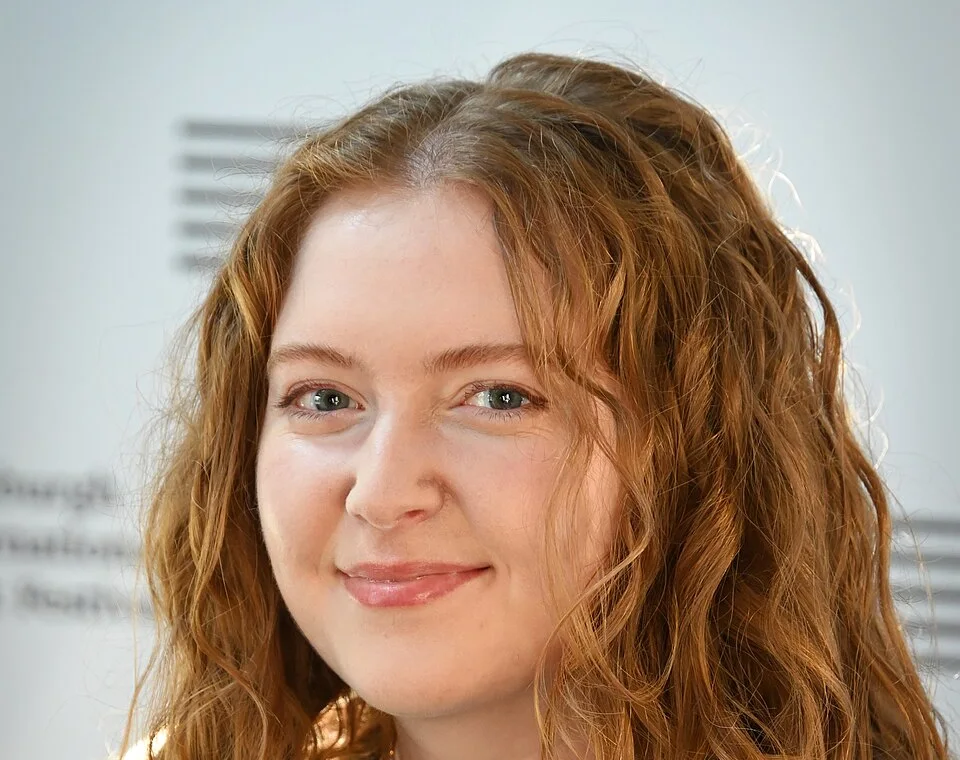 Alice Osemanová na knižním festivalu v Edinburghu, 2025. Foto: PhilipRomanoPhoto / Wikimedia Commons, CC BY-SA 4.0. ořez, 960 × 760, WebP.