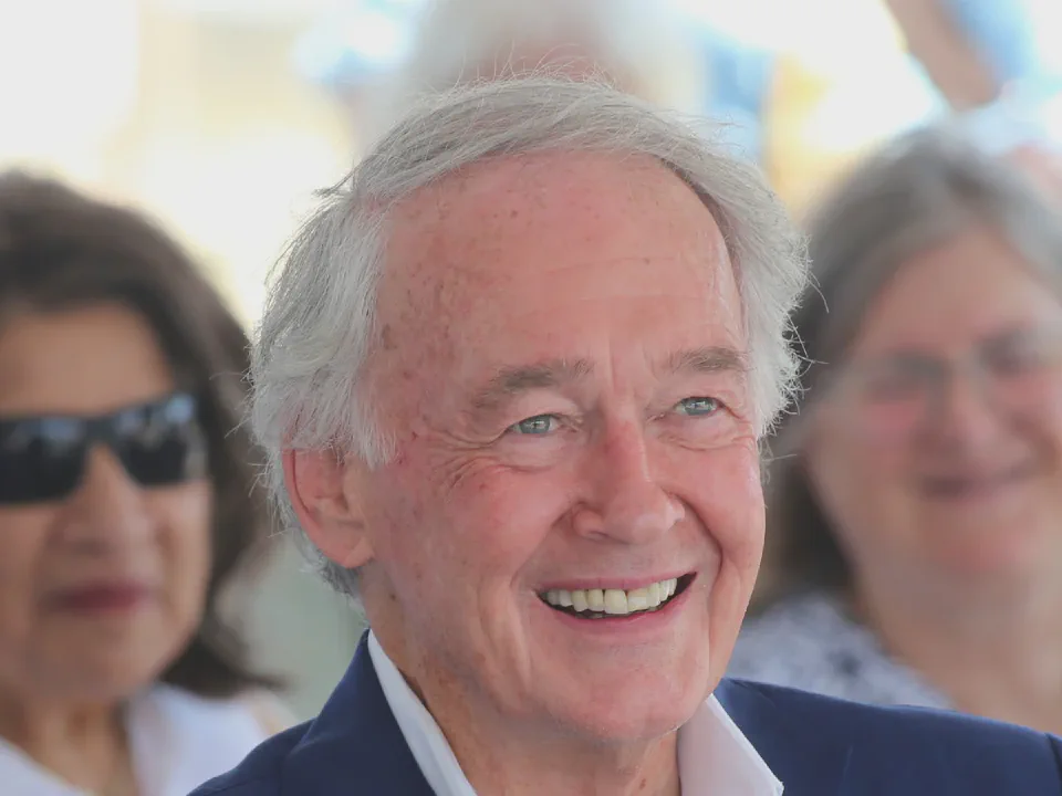 Thượng nghị sĩ Mỹ Ed Markey năm 2024. Ảnh: Christopher Stewart / USDA, Wikimedia Commons. Phạm vi công cộng; cắt ảnh và chuyển sang WebP.